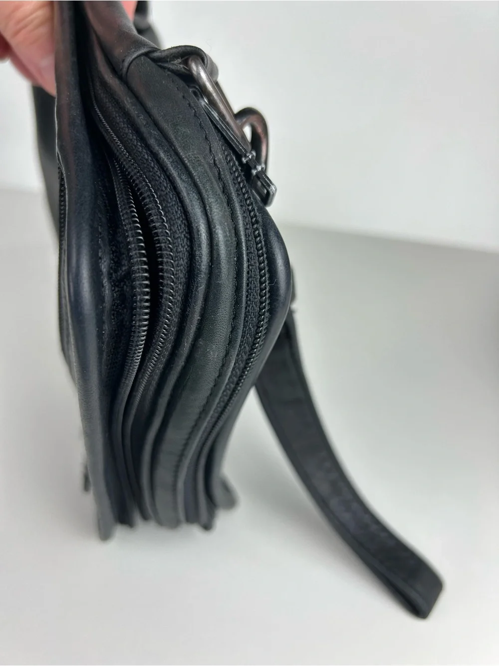 VINTAGE TUMI LEATHER CROSSBODY ORGANIZATION BAG BLACK